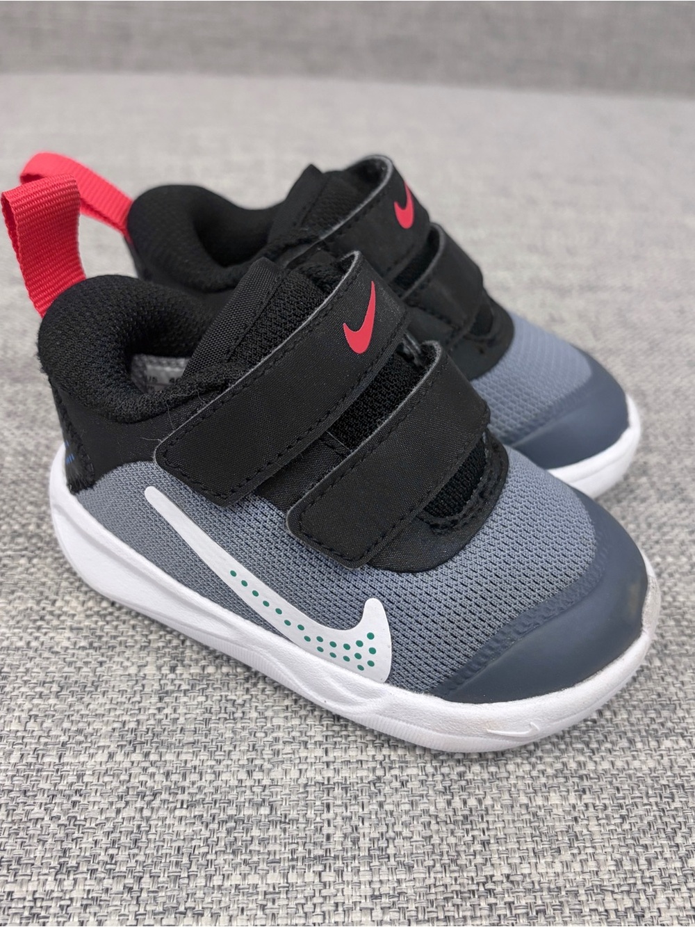 Nike Kids Grey & Black Sneakers with Red Accents size 4C